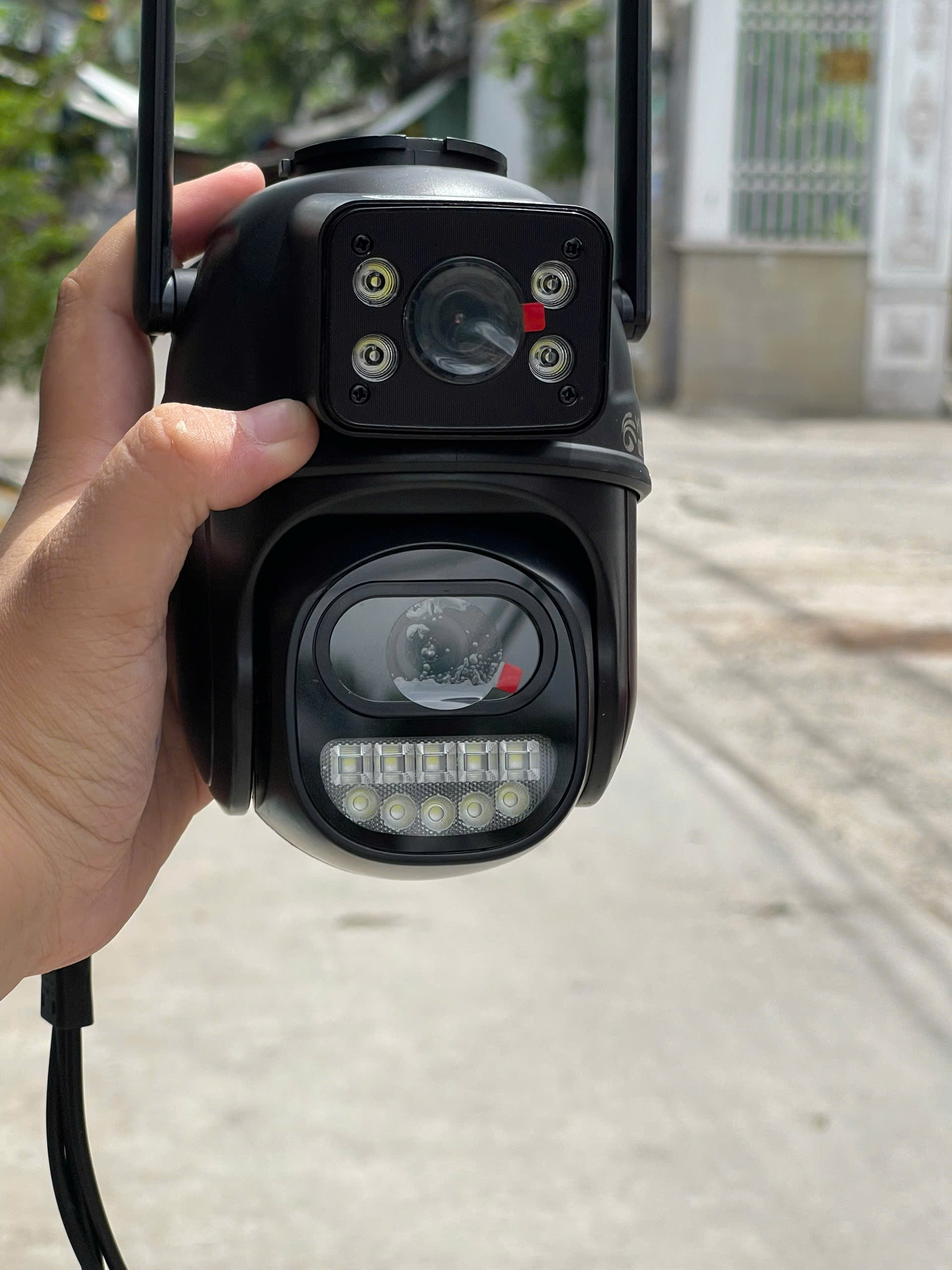 Camera Wifi YS-09 ngoài trời màu ĐEN, 2 mắt 2 khung hình, cổng sạc Tròn lớn 12V2A, Có màu ban đêm, Xoay 360 độ , Đàm thoại, Báo động siêu to, Có cổng LAN dự phòng, có Nút Reset