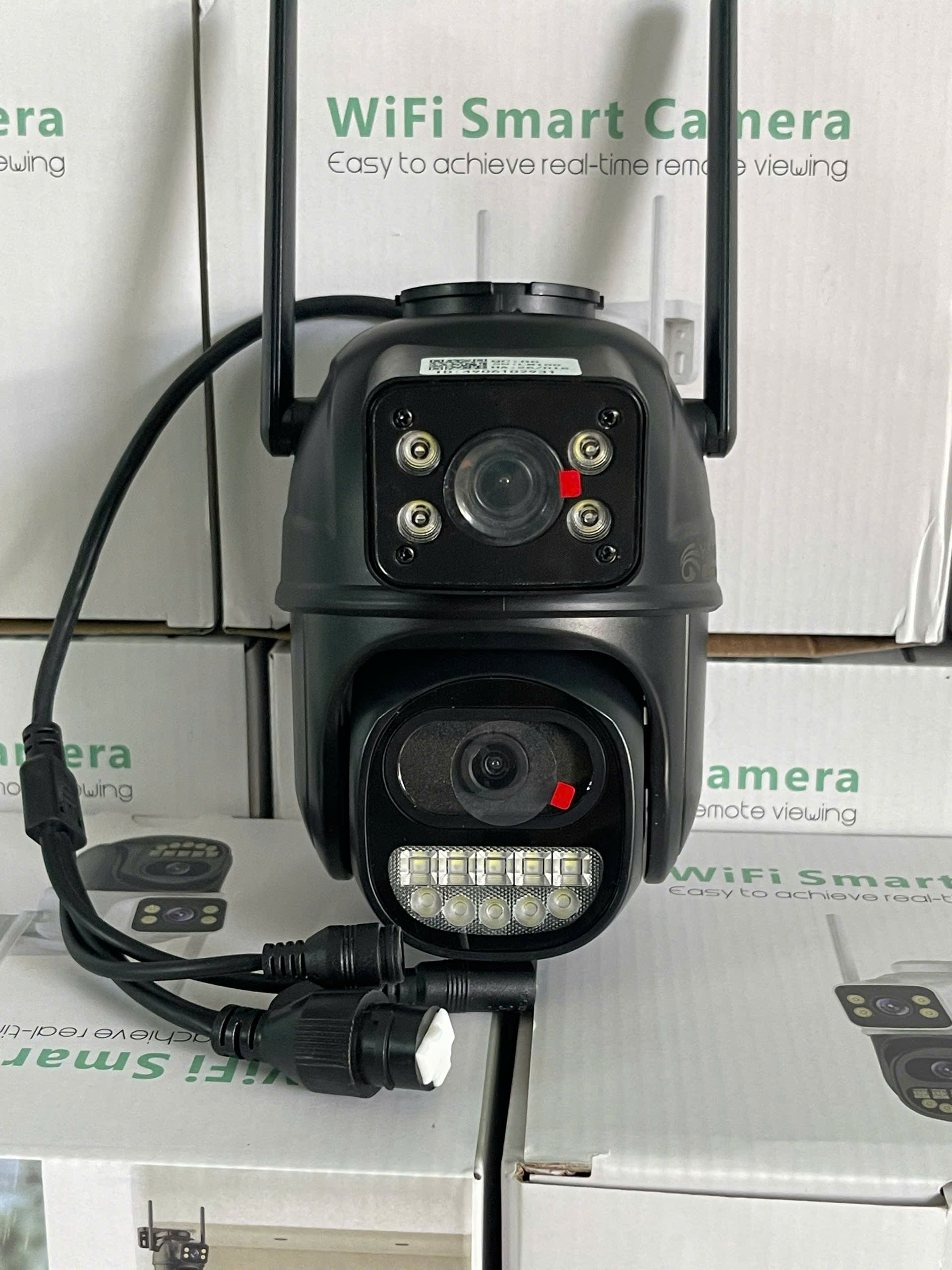 Camera Wifi YS-09 ngoài trời màu ĐEN, 2 mắt 2 khung hình, cổng sạc Tròn lớn 12V2A, Có màu ban đêm, Xoay 360 độ , Đàm thoại, Báo động siêu to, Có cổng LAN dự phòng, có Nút Reset