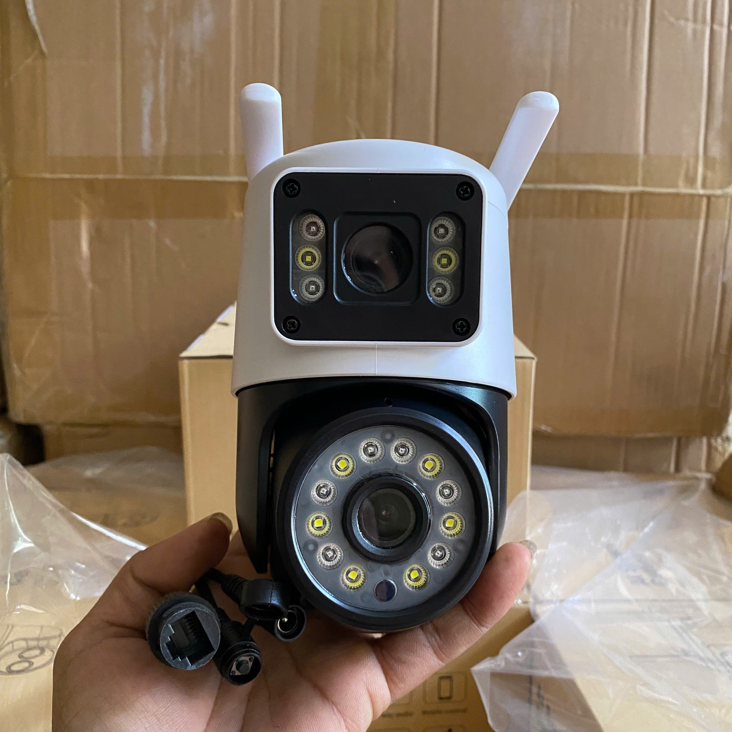 YOOSEE Q18D-16MP "Tròn" Camera WI-FI 2 mắt với 12 Led xoay + 6 Led Cố định, hộp carton 2 lớp, PTZ ngoài trời, Xoay 360, đàm thoại, có màu, 2 Anten Wifi 6 - 2.4Ghz, thùng 30c