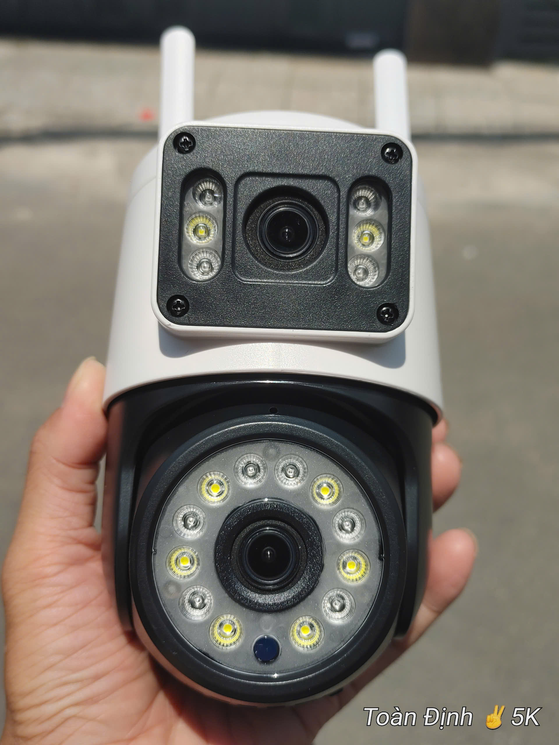 YOOSEE Q18D-16MP "Tròn" Camera WI-FI 2 mắt với 12 Led xoay + 6 Led Cố định, hộp carton 2 lớp, PTZ ngoài trời, Xoay 360, đàm thoại, có màu, 2 Anten Wifi 6 - 2.4Ghz, thùng 30c