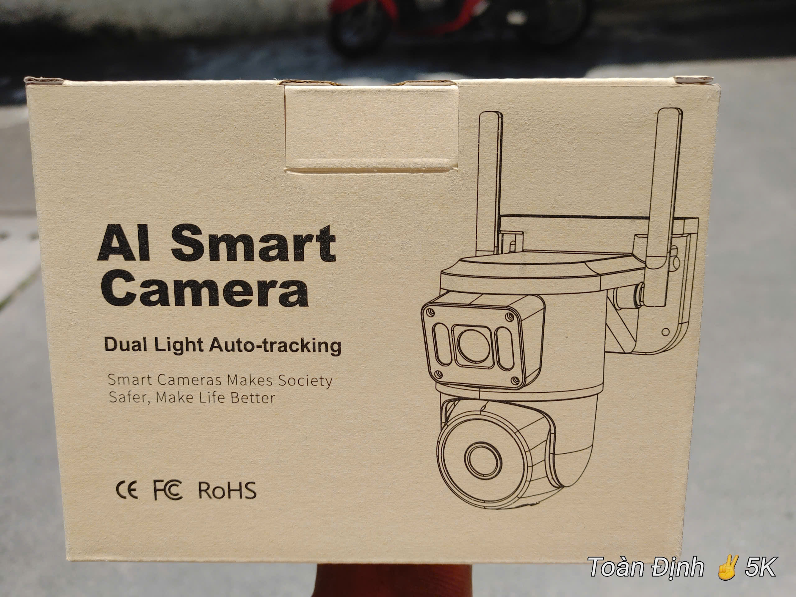 YOOSEE Q18D-16MP "Tròn" Camera WI-FI 2 mắt với 12 Led xoay + 6 Led Cố định, hộp carton 2 lớp, PTZ ngoài trời, Xoay 360, đàm thoại, có màu, 2 Anten Wifi 6 - 2.4Ghz, thùng 30c