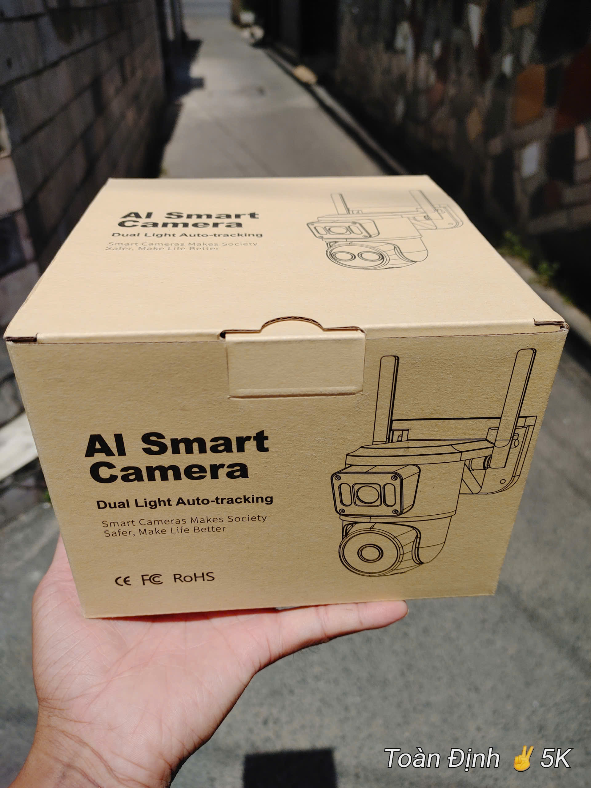 YOOSEE Q18D-16MP "Tròn" Camera WI-FI 2 mắt với 12 Led xoay + 6 Led Cố định, hộp carton 2 lớp, PTZ ngoài trời, Xoay 360, đàm thoại, có màu, 2 Anten Wifi 6 - 2.4Ghz, thùng 30c