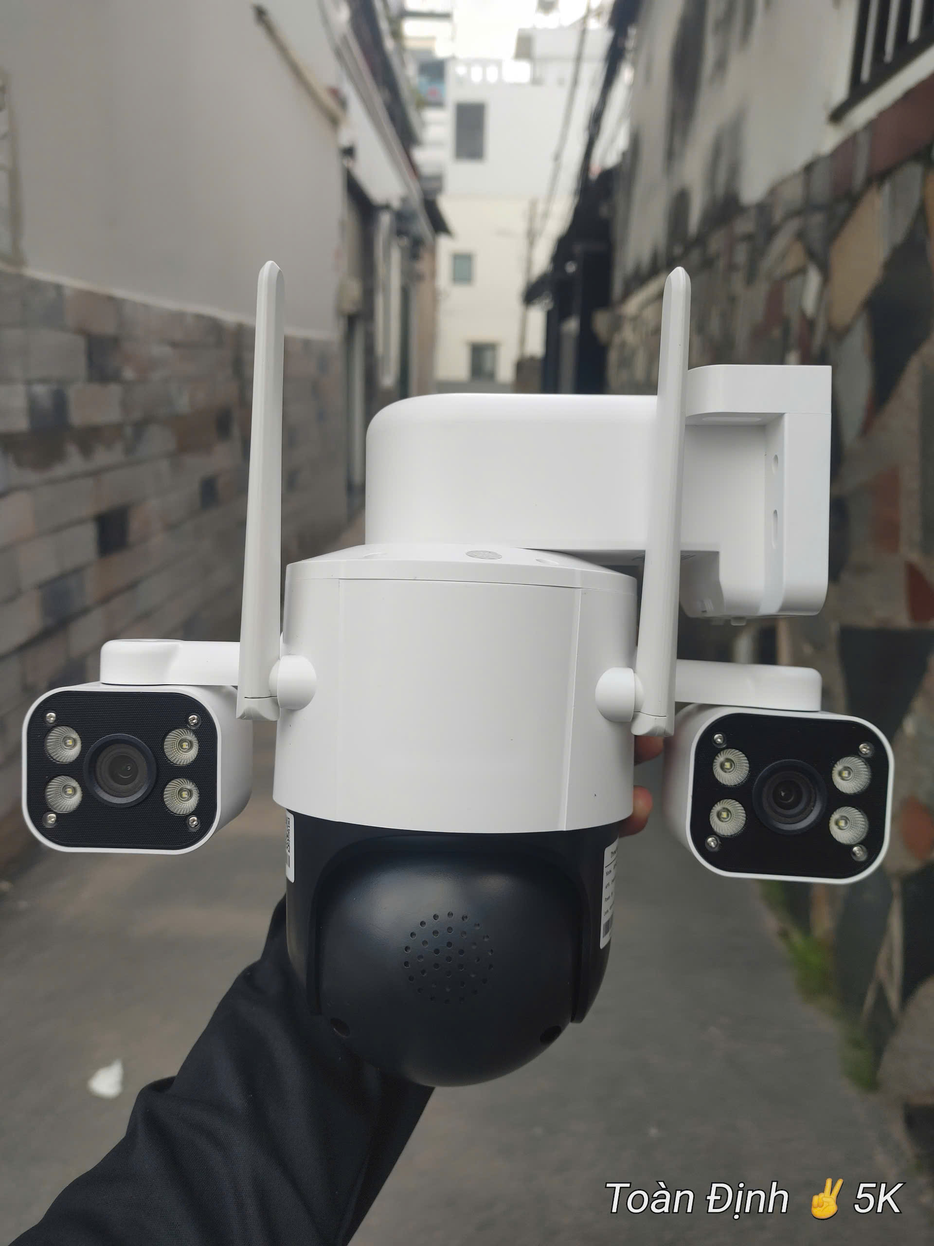 4G Net Solar PTZ Camera ESEECLOUD EXF-QS12-B6M4G, với 3 khung xoay độc lập (Sim 4G, Pin lên tới 72h, Tấm NLMT, chân đế dài, xoay 360 độ , đàm thoại, có màu, thùng 12 hộp)