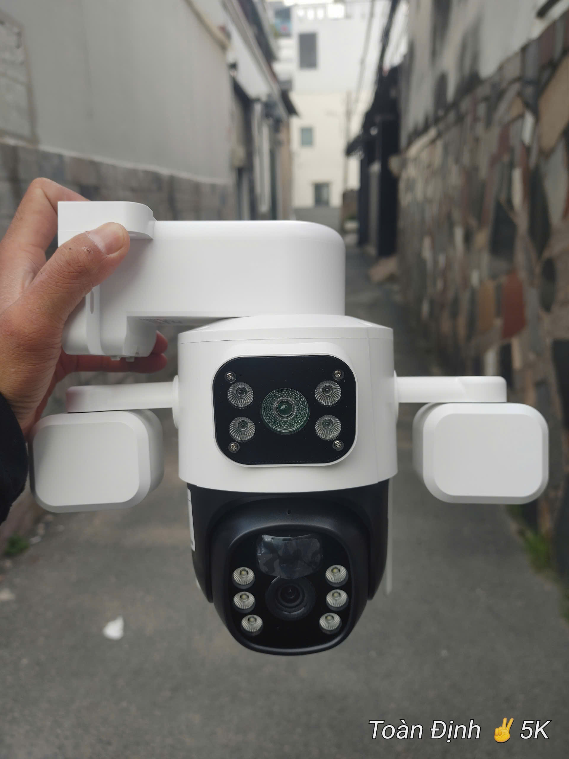 4G Net Solar PTZ Camera ESEECLOUD EXF-QS12-B6M4G, với 3 khung xoay độc lập (Sim 4G, Pin lên tới 72h, Tấm NLMT, chân đế dài, xoay 360 độ , đàm thoại, có màu, thùng 12 hộp)