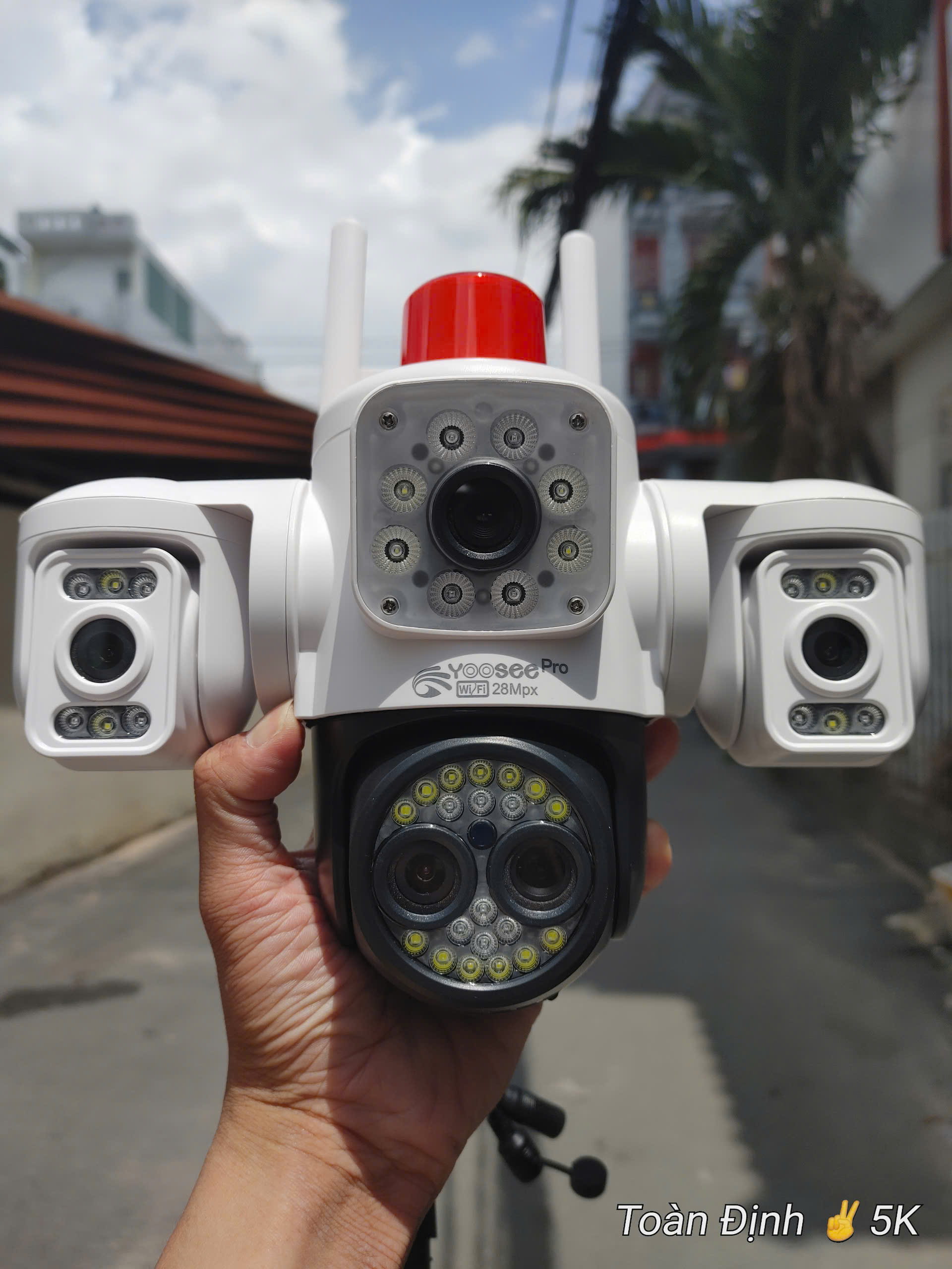 YOOSEE F60JD-28MPX-ZOOM - Camera Wi-Fi 3 Khung Hình + Khung giữa Zoom 12x, có đèn báo động đỏ chống trộm, bảo hành 12 tháng, thùng 12c