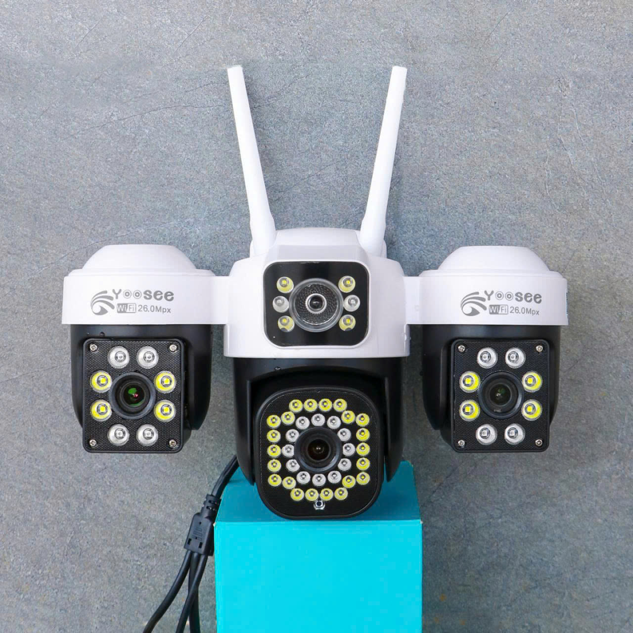 YOOSEE Máy Bay F35 - Camera Wi-Fi 4 mắt 3 khung hình | Tông màu TRẮNG ĐEN | Tích hợp đèn báo động đỏ, chống trộm | Vỏ hộp xanh lá | Bảo hành 12 tháng | Thùng 12c