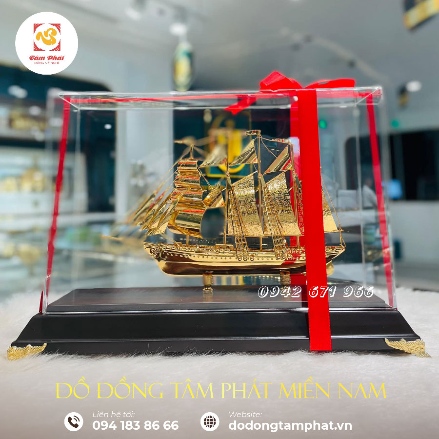 thuyền buồm mạ vàng cỡ đại