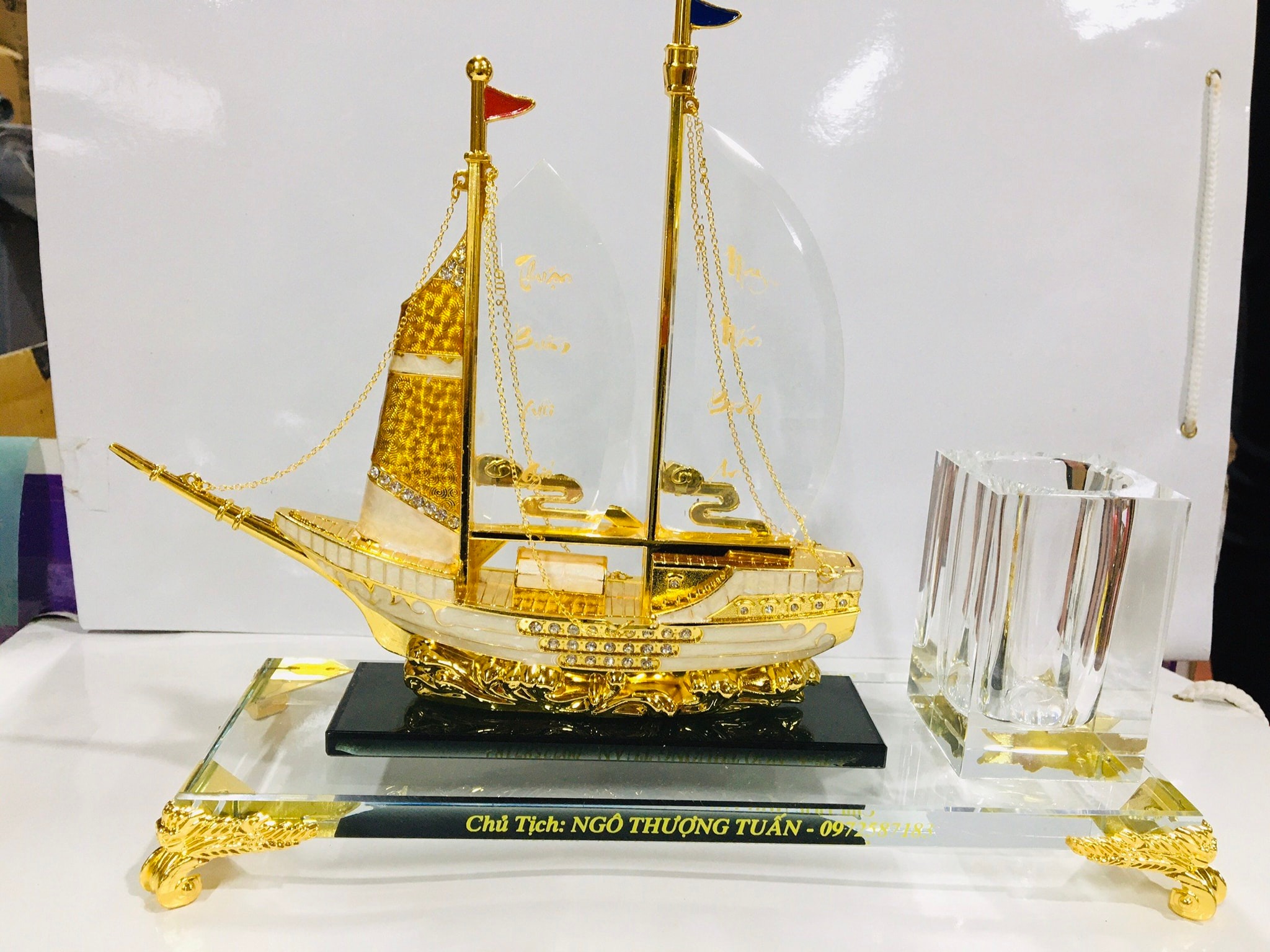 Quà tặng doanh nhân - sếp - lãnh đạo ống cắm bút thuyền buồm pha lê để bàn cao cấp