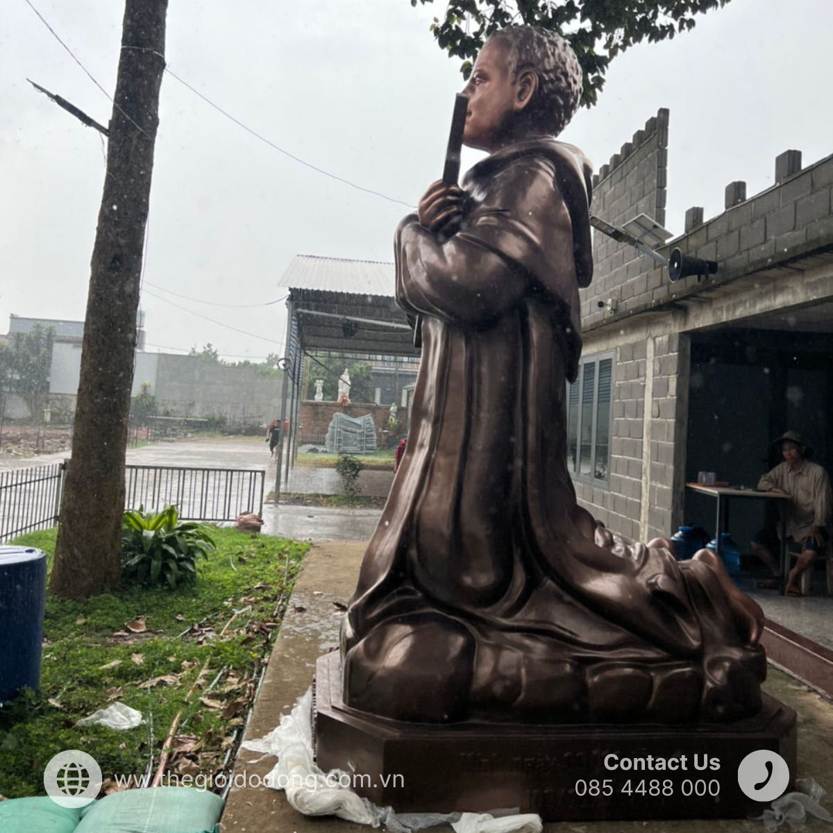 Đúc tượng Thánh Martino Cầm Thánh Giá Bằng Đồng Cao 3m – Tinh Xảo, Trang Nghiêm, Ý Nghĩa Sâu Sắc