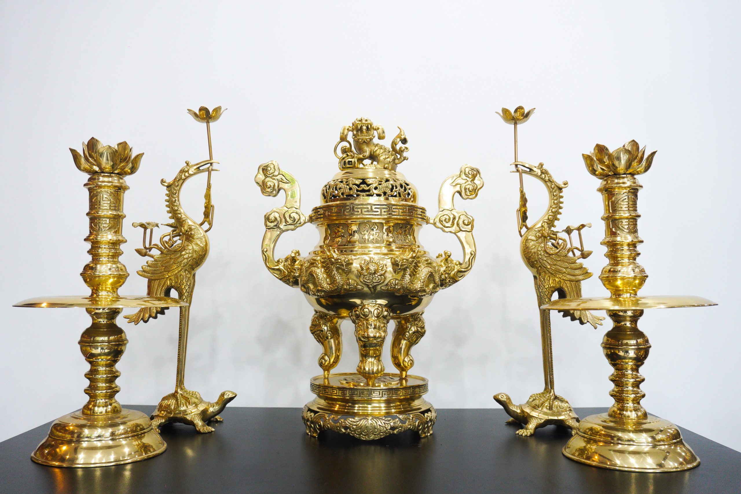 Bộ Lư Đồng Bàn Thờ Màu Vàng Bóng Đúc Rồng Nổi Cao Cấp – Bộ Tam Sự Tinh Xảo, Chuẩn Phong Thủy