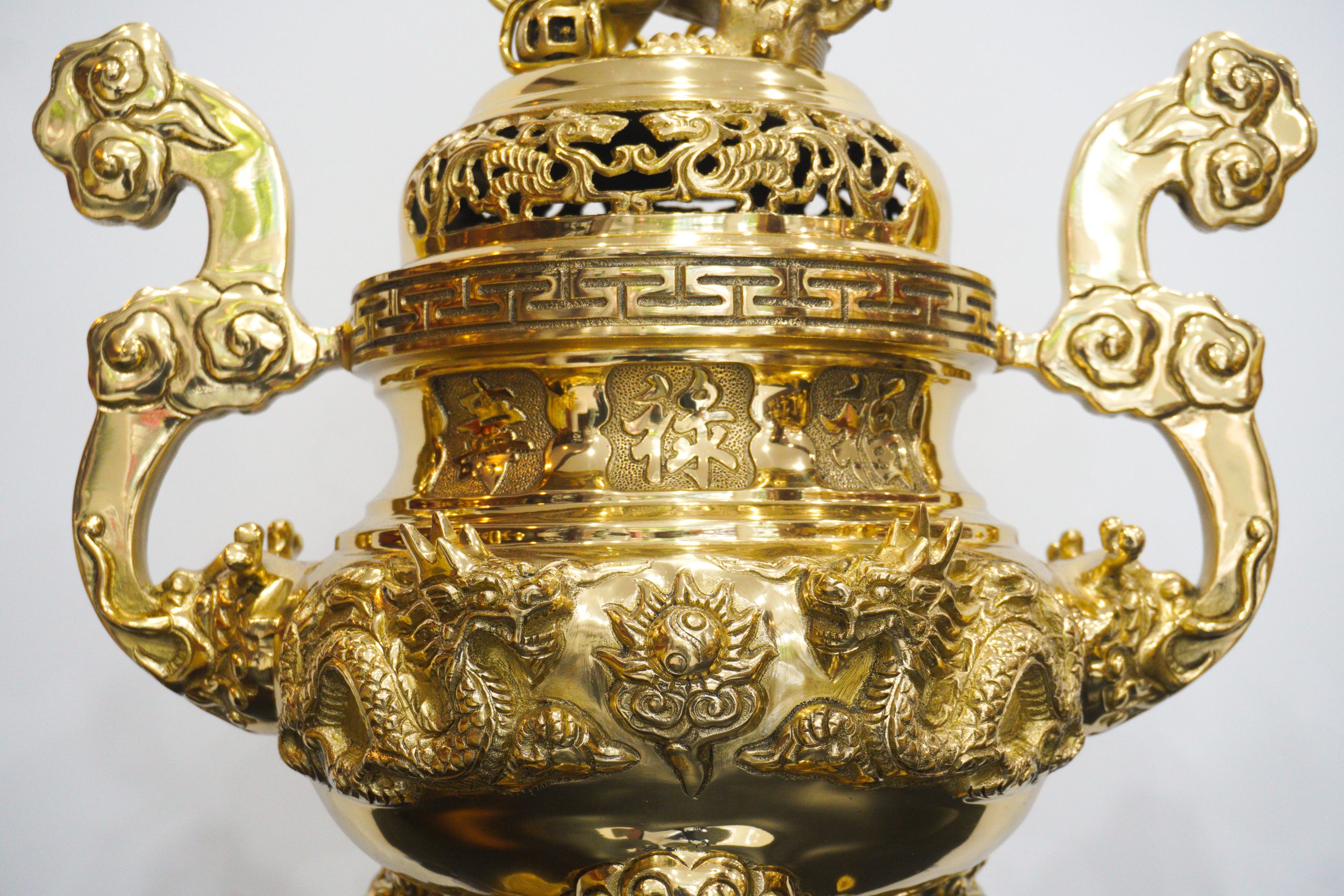 Bộ Lư Đồng Bàn Thờ Màu Vàng Bóng Đúc Rồng Nổi Cao Cấp – Bộ Tam Sự Tinh Xảo, Chuẩn Phong Thủy