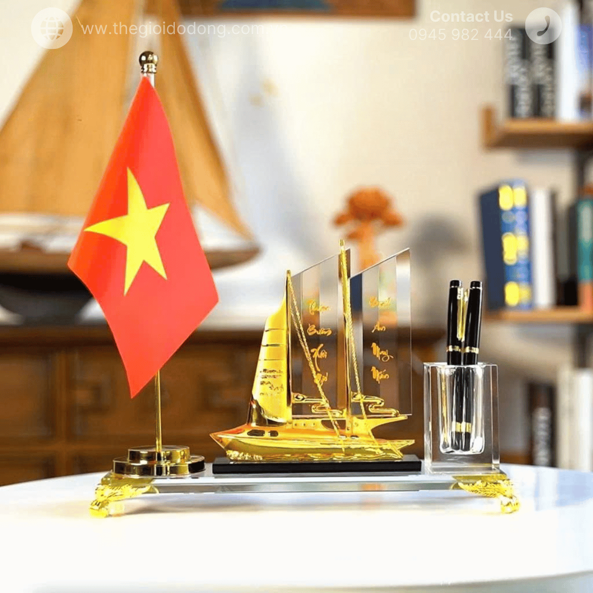 Quà tặng doanh nhân - sếp - lãnh đạo ống cắm bút thuyền buồm pha lê để bàn cao cấp