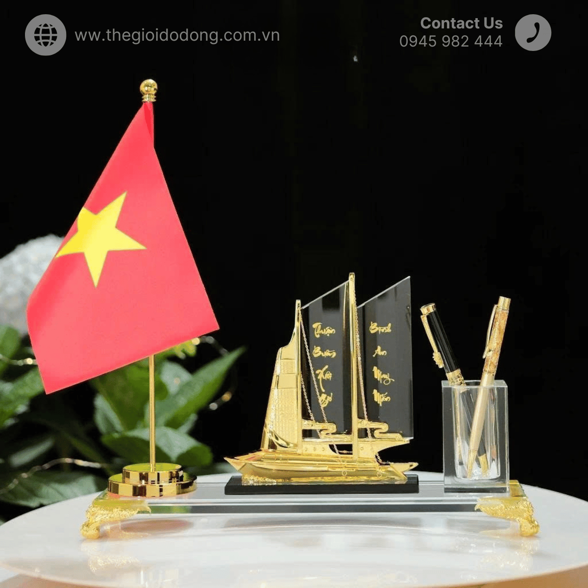 Quà tặng doanh nhân - sếp - lãnh đạo ống cắm bút thuyền buồm pha lê để bàn cao cấp