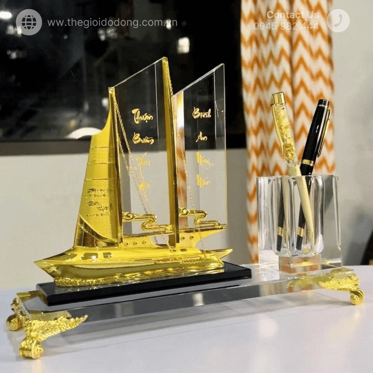 Quà tặng doanh nhân - sếp - lãnh đạo ống cắm bút thuyền buồm pha lê để bàn cao cấp