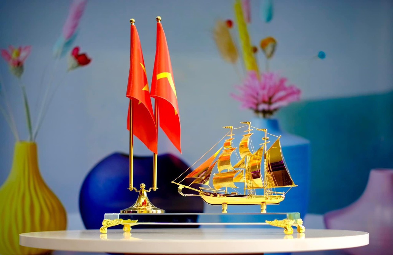 Cờ để bàn làm việc - quà tặng doanh nhân cao cấp ý nghĩa