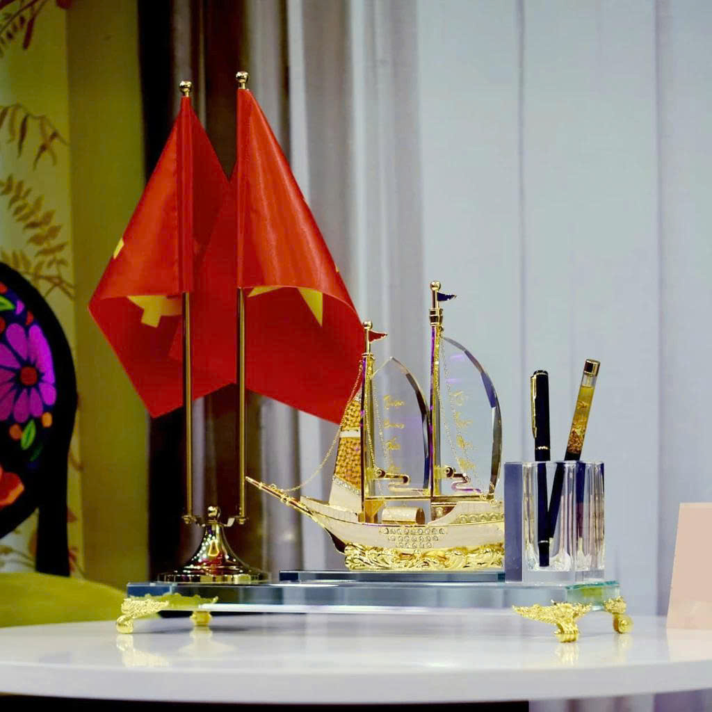 Quà tặng doanh nhân - sếp - lãnh đạo ống cắm bút thuyền buồm pha lê để bàn cao cấp