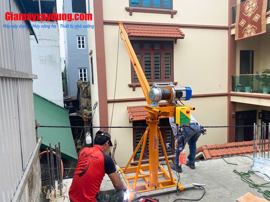 Combo cẩu xoay 360 độ 500 kg và tời nhanh xây dựng 35 mét/phút