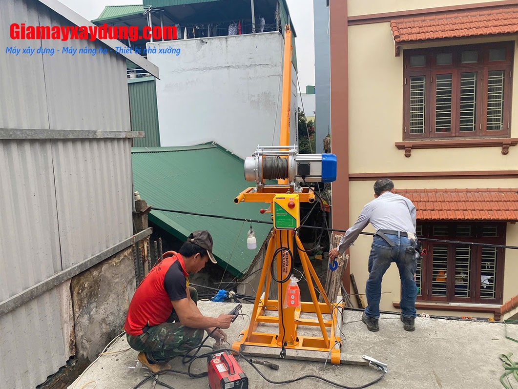 Combo cẩu xoay 360 độ 500 kg và tời nhanh xây dựng 35 mét/phút