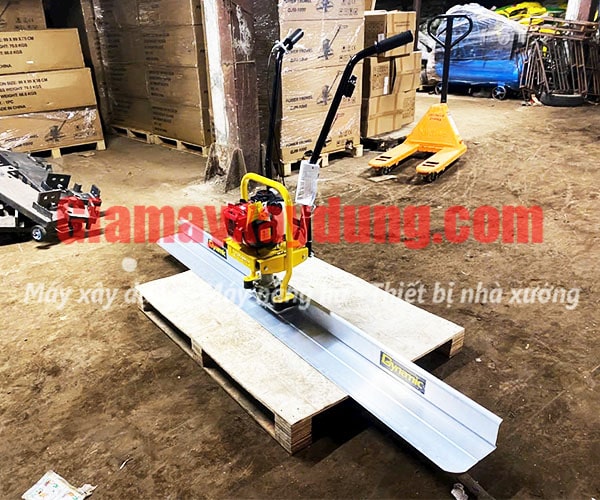 Máy đầm thước chạy xăng Dynamic