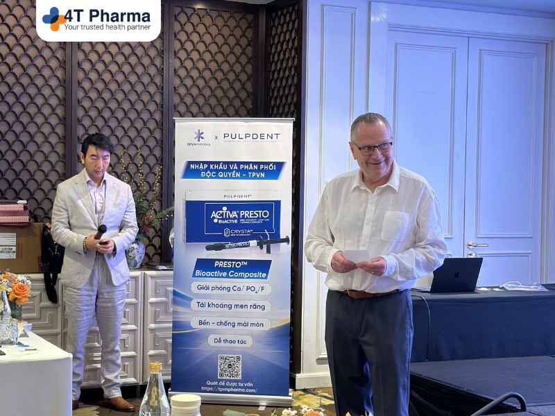 Đối tác trình bày báo cáo tại buổi đào tạo sản phẩm Pulpdent