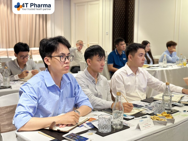 Nhân viên chăm chú lắng nghe trong buổi đào tạo