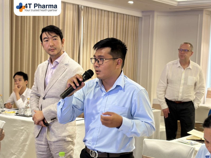 Nhân viên đặt câu hỏi cho chuyên gia