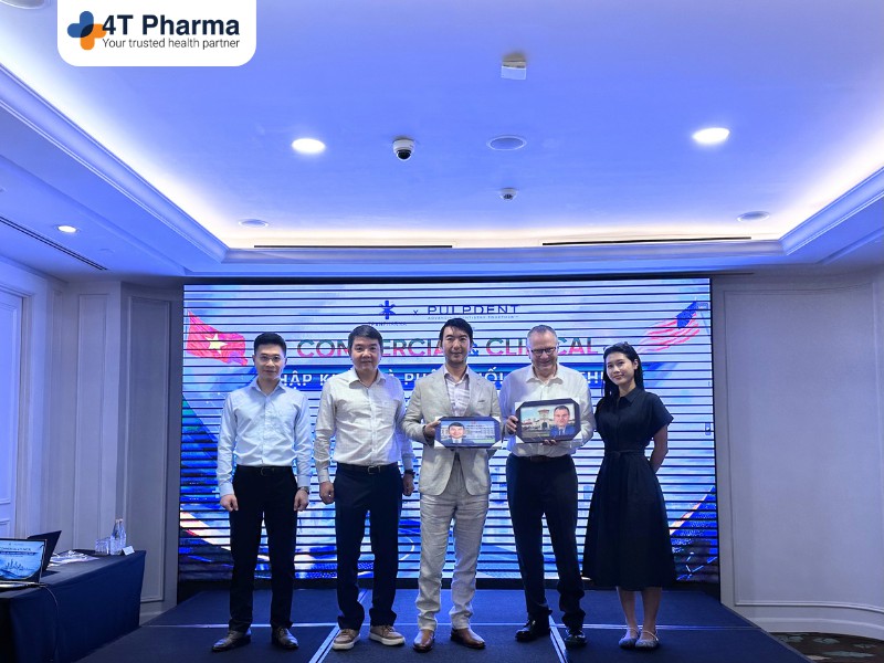 Trao tặng quà lưu niệm cho đối tác