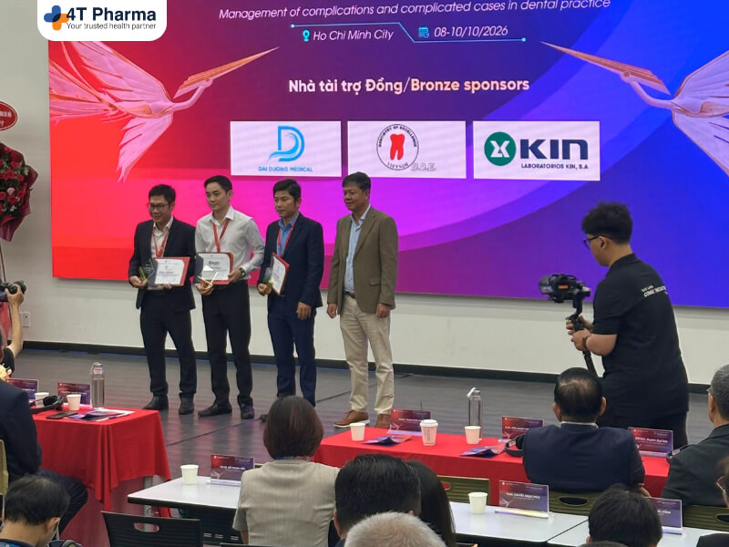 Đại diện KIN Việt Nam nhận thư cảm ơn và kỷ niệm chương từ Ban Tổ chức VLU 2026