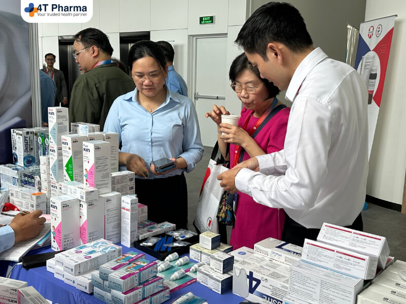 Hoạt động tư vấn các dòng sản phẩm nha khoa tại gian hàng VLU 2026