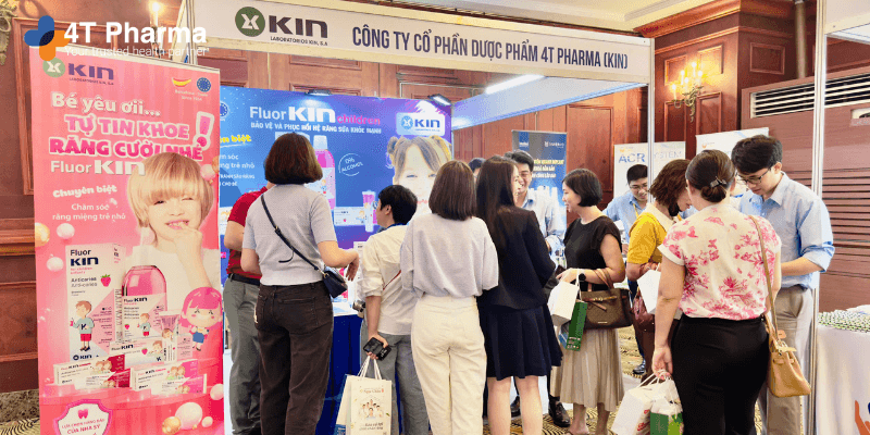 Các bác sĩ ghé thăm vào gian hàng 4T Pharma
