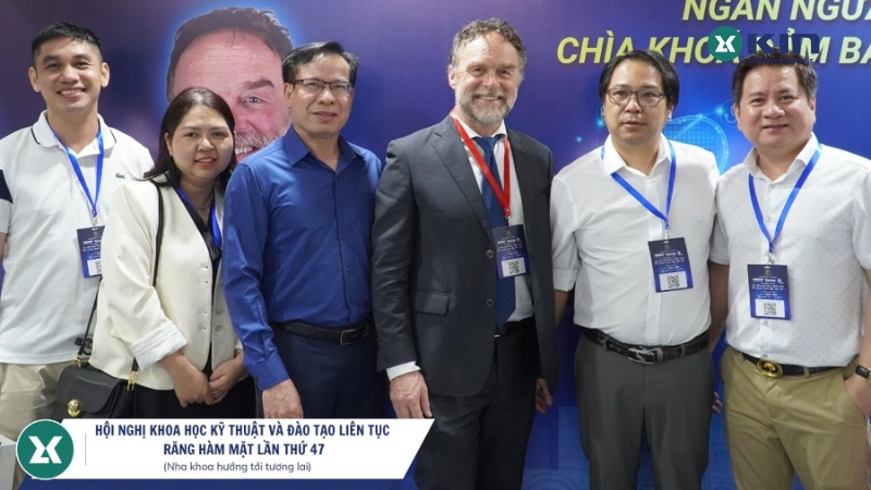 TS. BS. Matteo Antonini chụp hình chung tại hội nghị