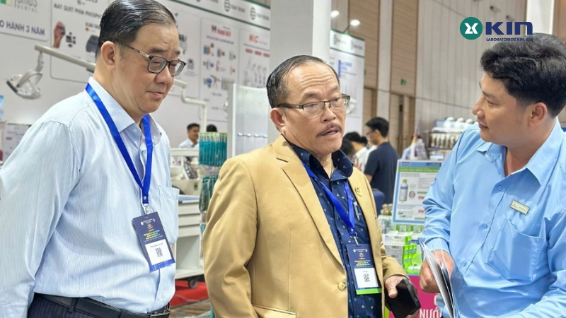 Nhân viên KIN Việt Nam tư vấn khách hàng tại hội nghị tháng 4 2025