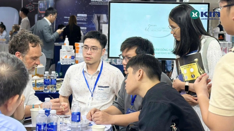 TS. BS. Matteo Antonini hướng dẫn sử dụng Silverplug cho khách hàng trong hội nghị tháng 4