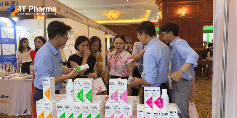 Trình dược viên 4T Pharma tư vấn sản phẩm Kin tới bác sĩ