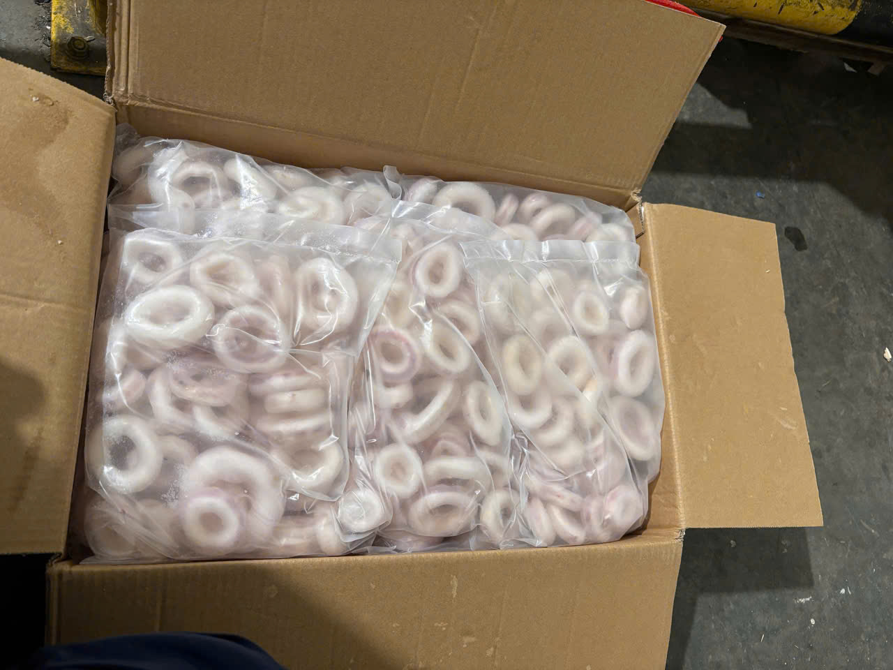 MỰC VÒNG TÍM SƠ CHẾ (SKIN-ON SQUID RINGS) – SIZE 3-5CM – TÚI 1KG