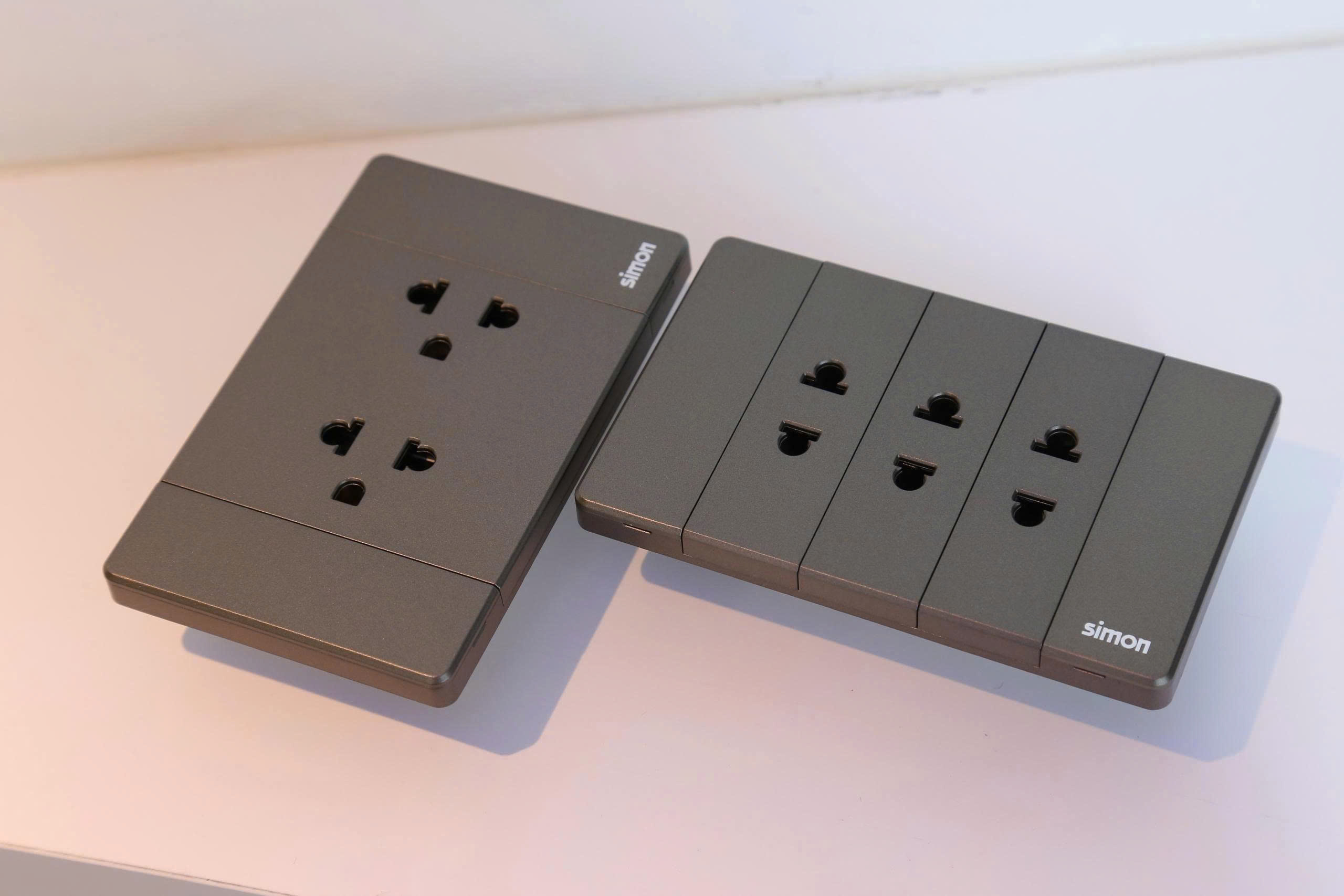 K9 - Bộ ổ cắm đôi 3 chấu thường (grey) Simon K9 594201-61 màu xám