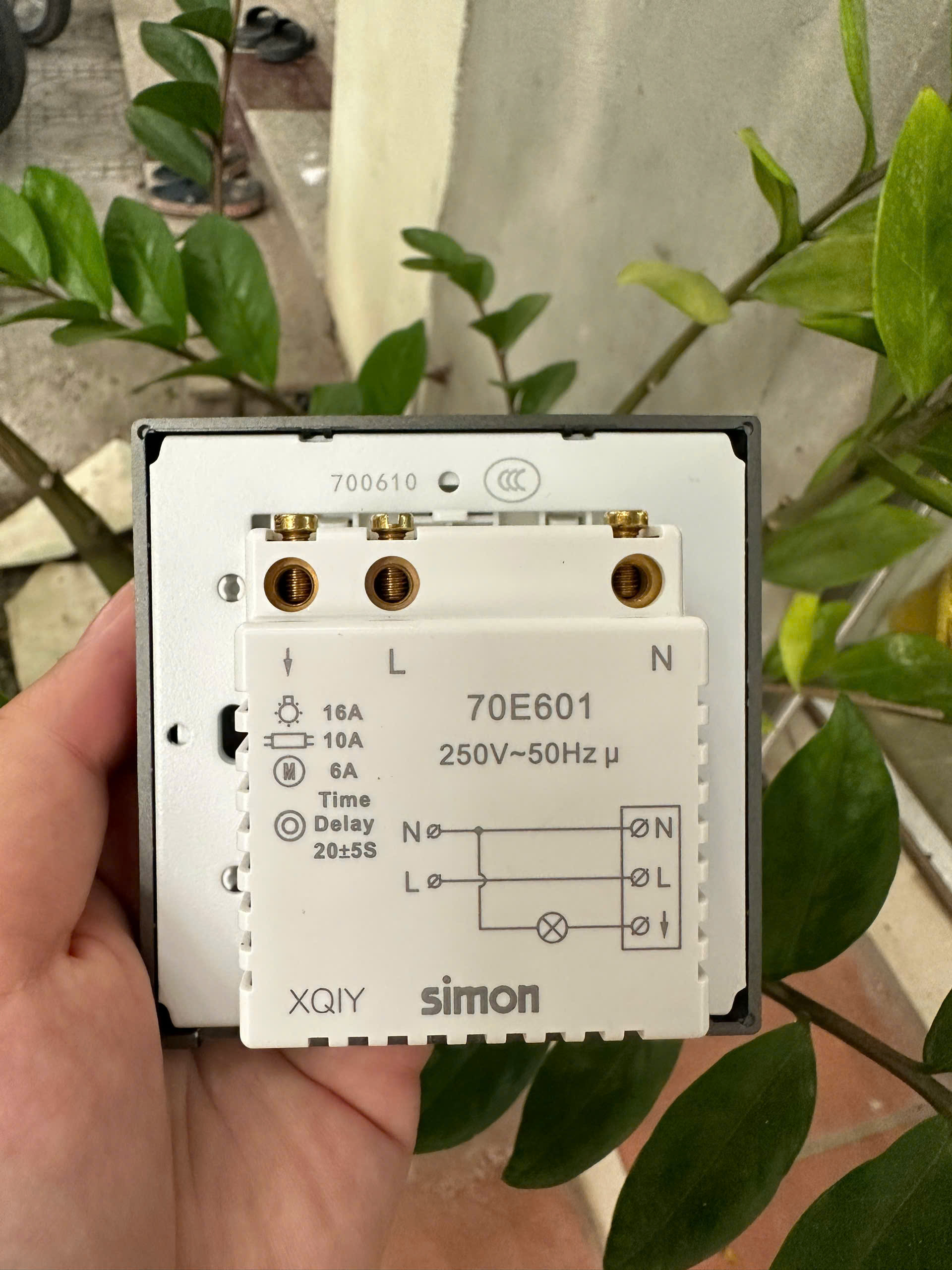 Module Công tắc thẻ từ 20A màu xám Simon I7 70E601-61 lắp đế vuông