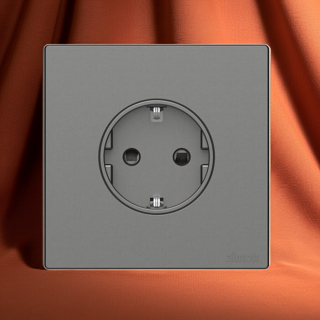 Ổ cắm đơn 16A kiểu Schuko có tiếp địa màu Xám ghi Simon S6 581687-61 lắp đế âm vuông