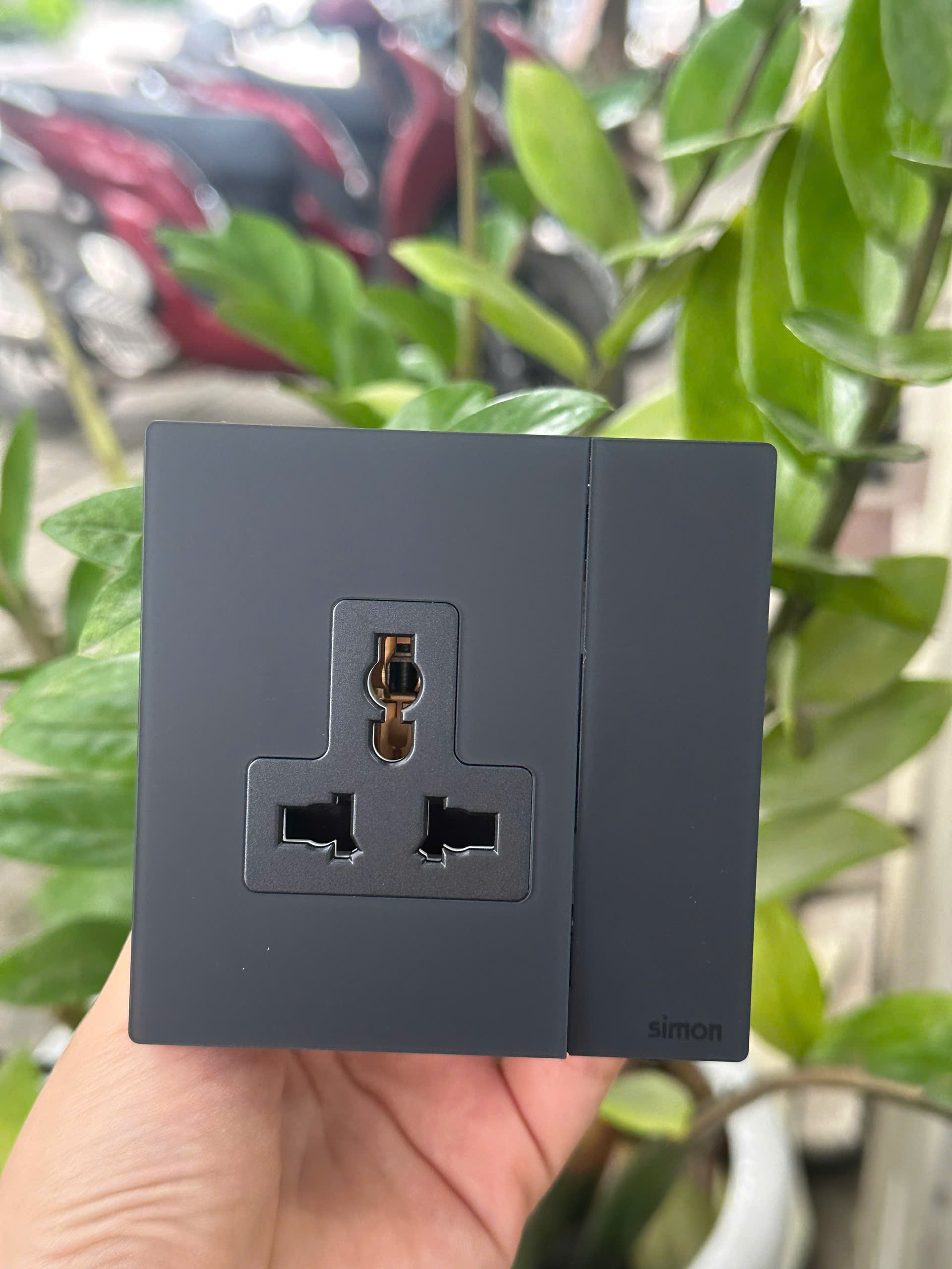 Bộ ổ cắm 3 chấu đa năng kèm công tắc màu xám mặt kính Simon M7 661089G-4D lắp đế vuông