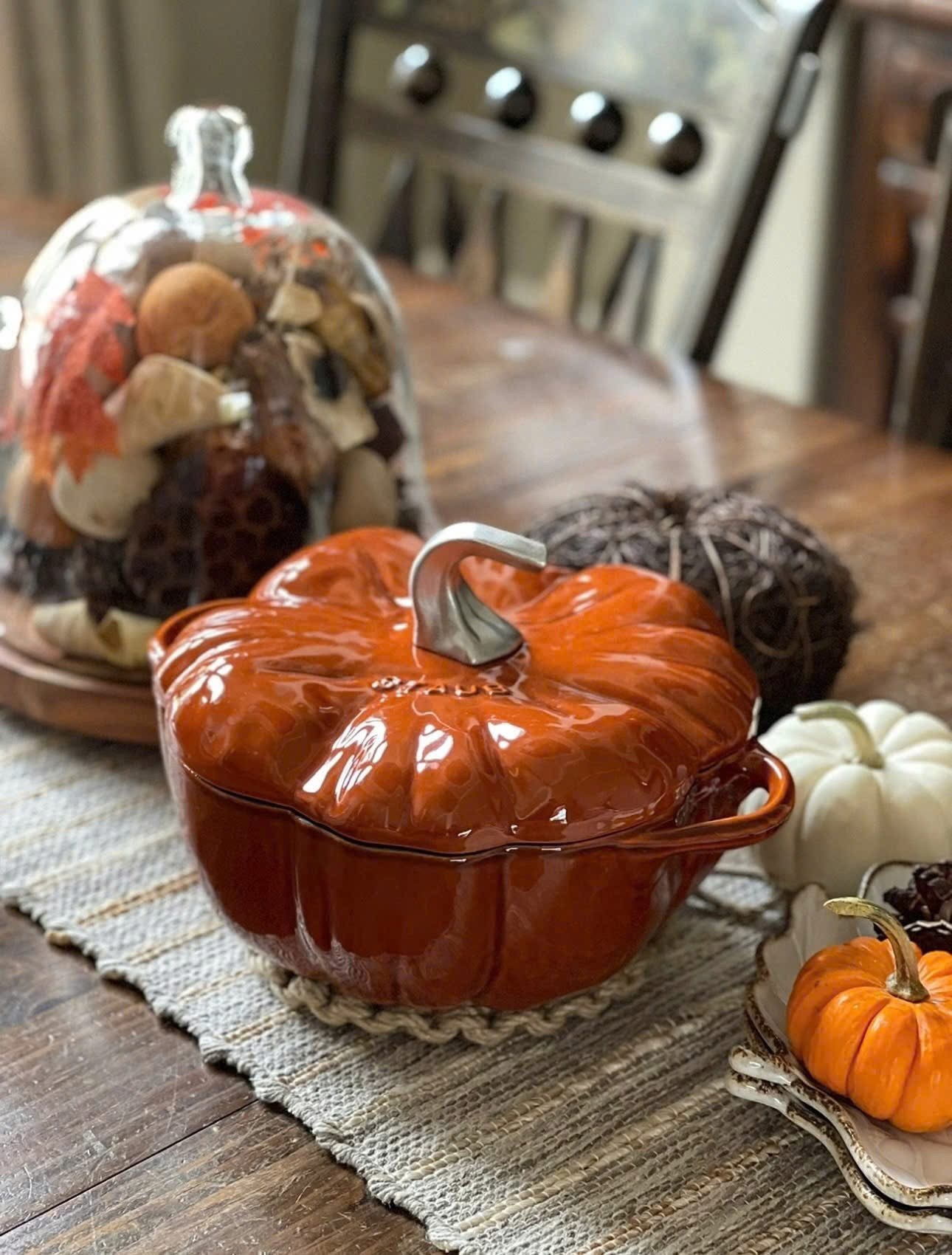 Nồi gang Staub bí ngô 24cm màu vàng cam