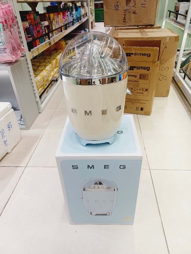 Máy vắt cam Smeg màu kem