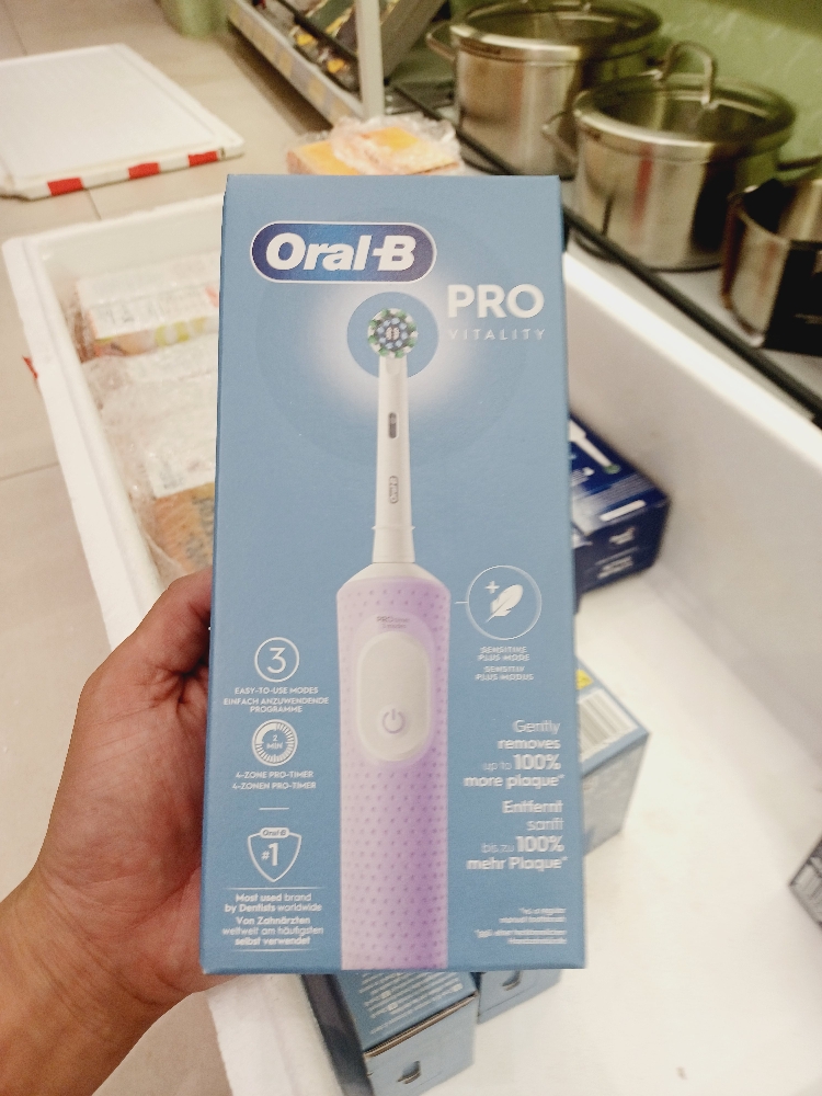 Bàn chải điện Oral-B Provitality (màu tím/đen)