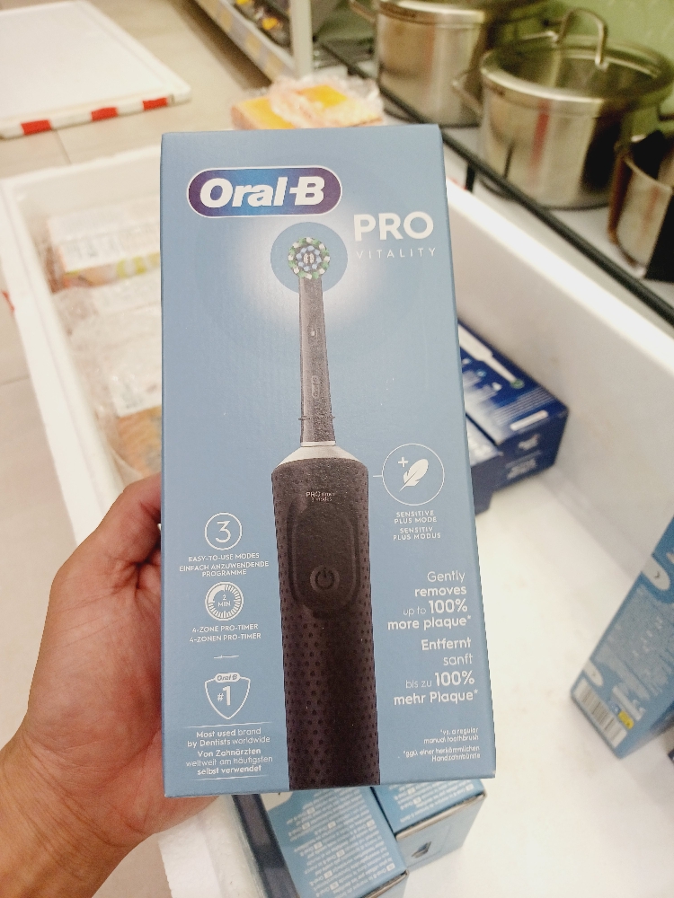 Bàn chải điện Oral-B Provitality (màu tím/đen)