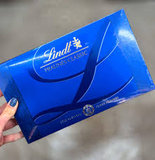 Socola Lindt pralines classic ( trắng, đỏ mận, xanh) 200g