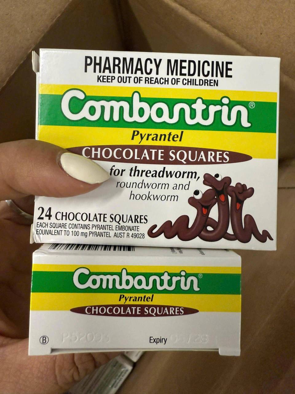 Thuốc tẩy giun Combantrin Pyrantel Chocolate Squares dạng viên socola.