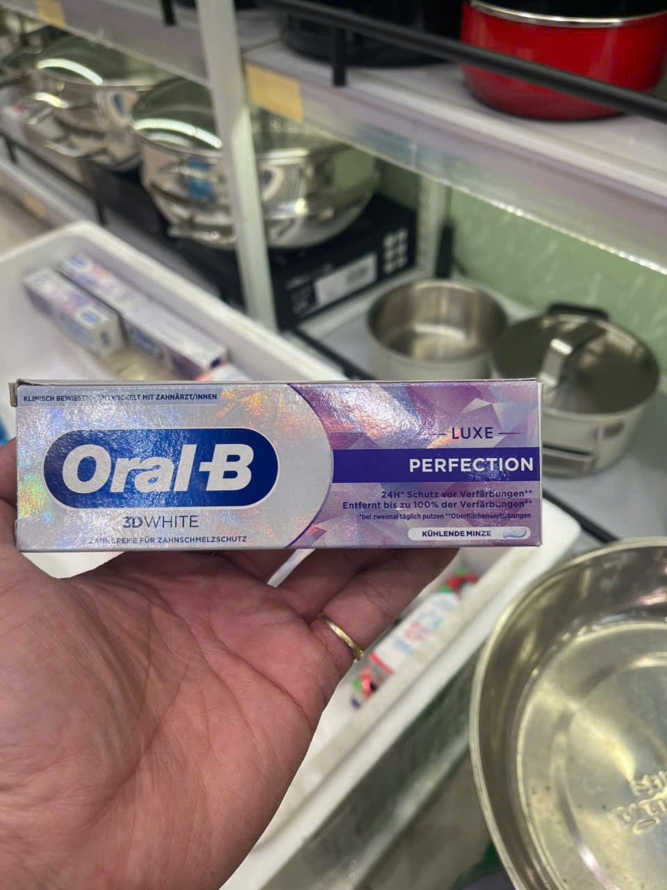 Kem đánh răng Oral B 3D White