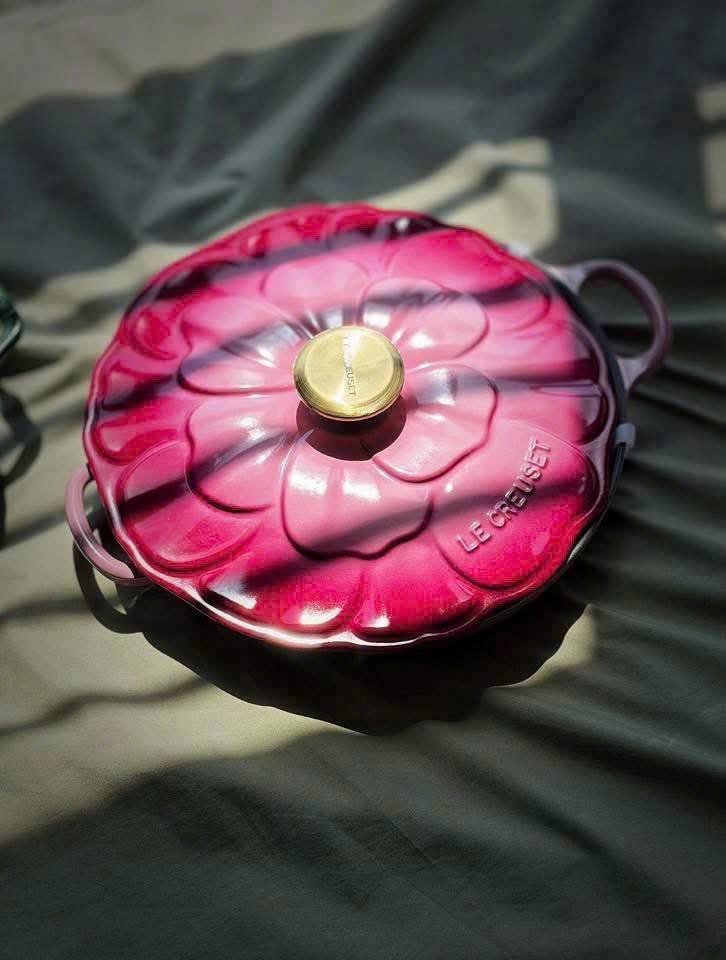 Nồi chảo gang cánh hoa Le Creuset Petal Braiser màu Berry 26cm