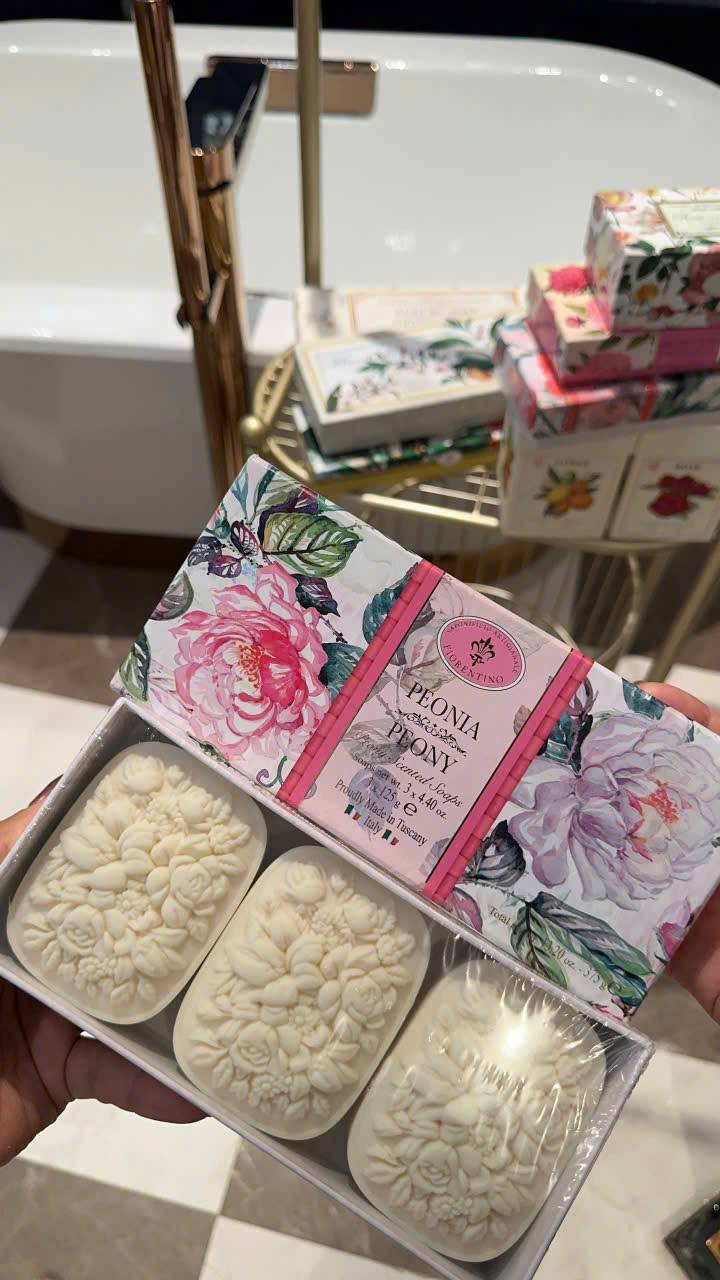Hộp 3 bánh xà phòng hương hoa mẫu đơn (Peony Scented Soaps) thuộc thương hiệu cao cấp Saponificio Artigianale Fiorentino đến từ vùng Tuscany, Ý(3×125g)