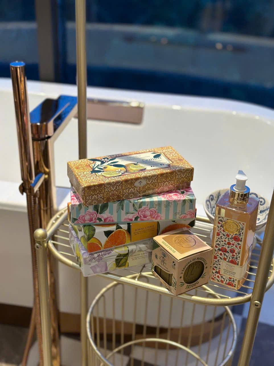 Hộp 3 bánh xà phòng hương chanh Lemon Scented Soaps của thương hiệu cao cấp Saponificio Artigianale Fiorentino đến từ vùng Tuscany, Ý(3×125g)