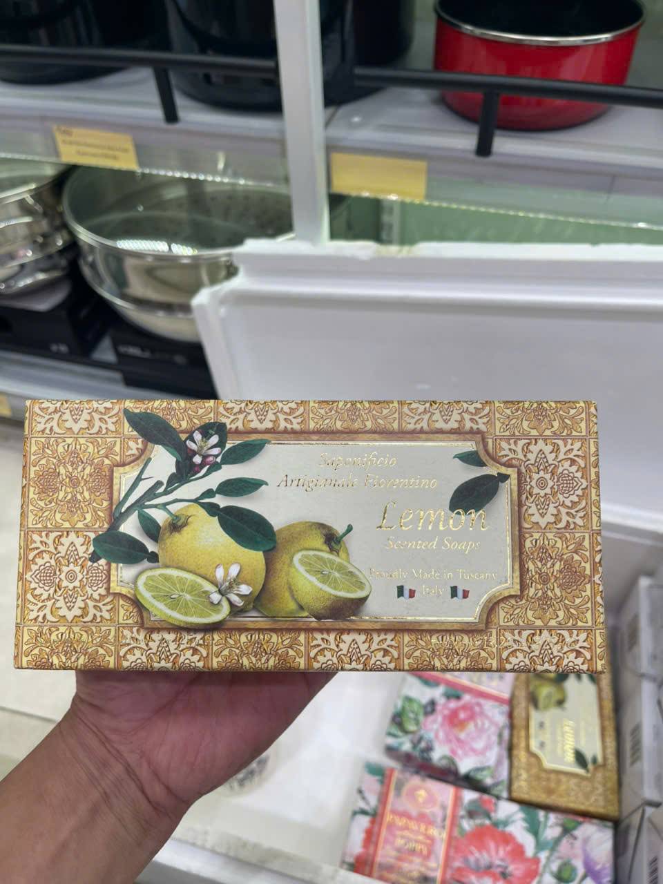 Hộp 3 bánh xà phòng hương chanh Lemon Scented Soaps của thương hiệu cao cấp Saponificio Artigianale Fiorentino đến từ vùng Tuscany, Ý(3×125g)